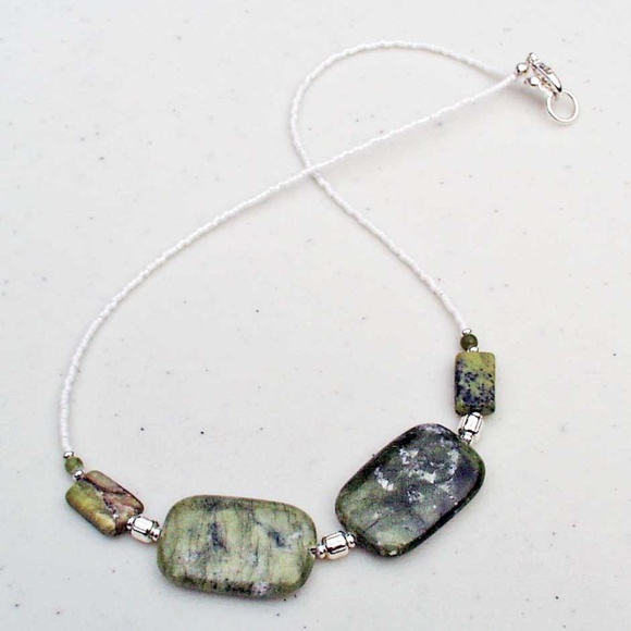SERPENTINE AGATE NECKLACE, 18 INCHES LONG, GREENS WITH SILVER TONE BEADS & WHITE - Picture 1 of 2